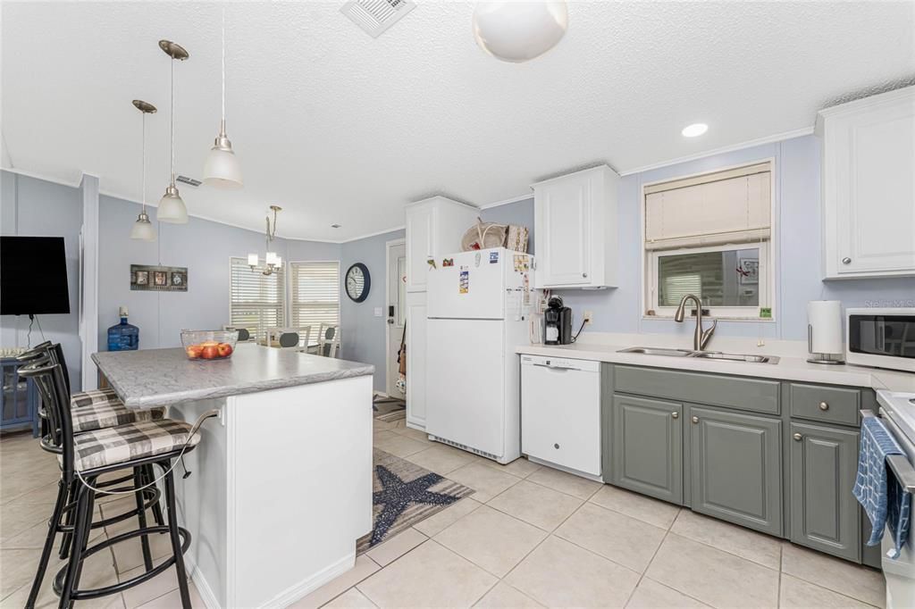 For Sale: $191,000 (2 beds, 2 baths, 1090 Square Feet)