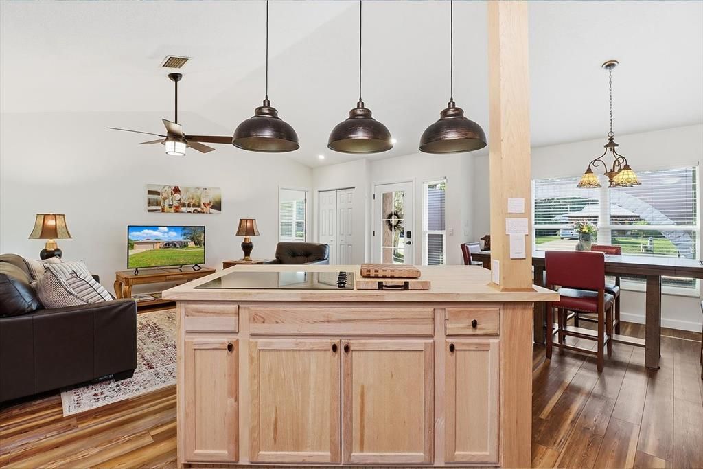 Под контрактом: $259,000 (3 спален, 2 ванн, 1314 Квадратных фут)