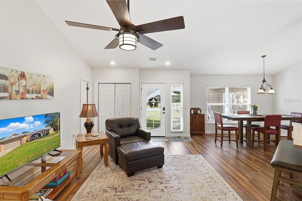 Под контрактом: $259,000 (3 спален, 2 ванн, 1314 Квадратных фут)