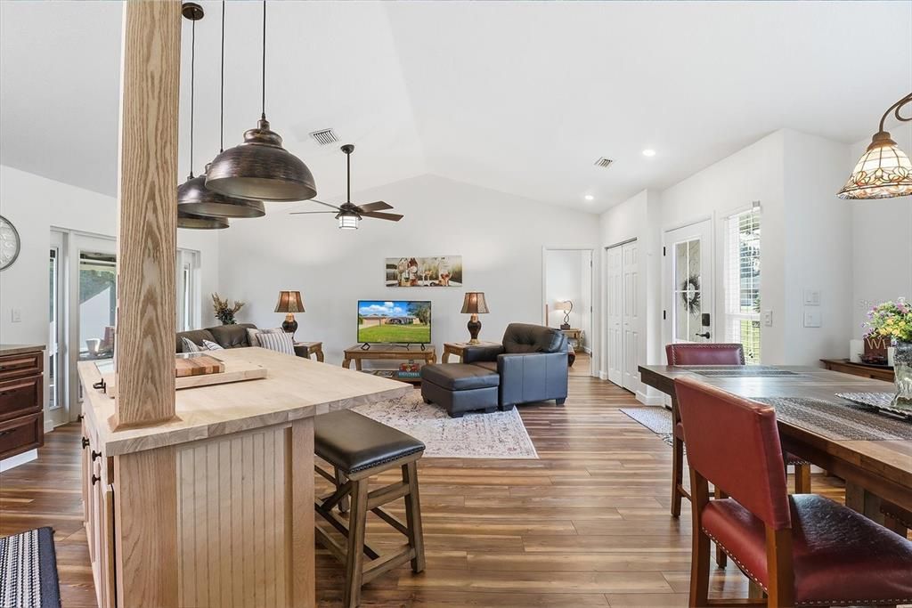 Под контрактом: $259,000 (3 спален, 2 ванн, 1314 Квадратных фут)