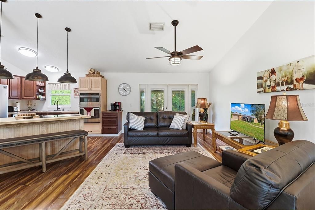 Под контрактом: $259,000 (3 спален, 2 ванн, 1314 Квадратных фут)