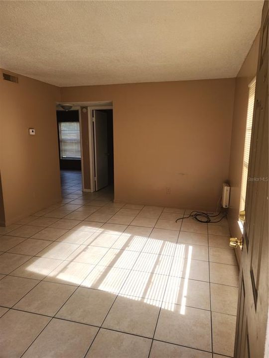 For Rent: $1,095 (2 beds, 1 baths, 704 Square Feet)