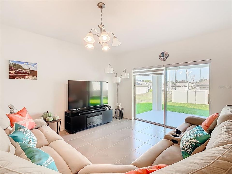 For Sale: $379,900 (5 beds, 2 baths, 2012 Square Feet)