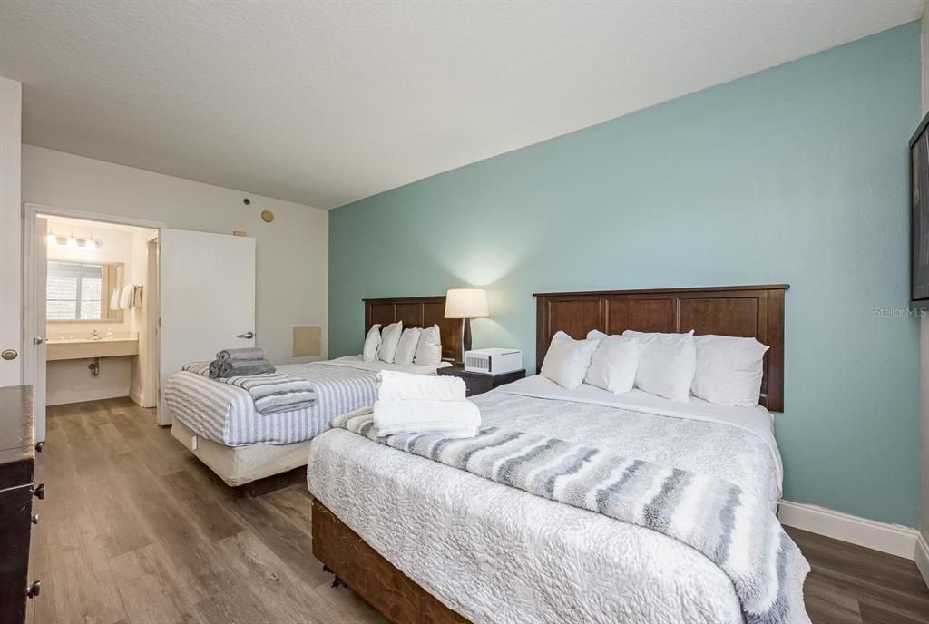 For Sale: $130,000 (1 beds, 1 baths, 542 Square Feet)