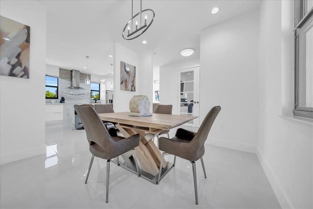 En Venta: $670,000 (4 camas, 4 baños, 2095 Pies cuadrados)