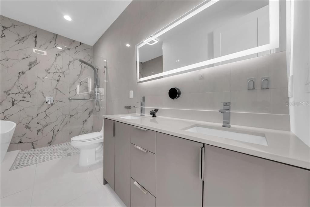 En Venta: $670,000 (4 camas, 4 baños, 2095 Pies cuadrados)