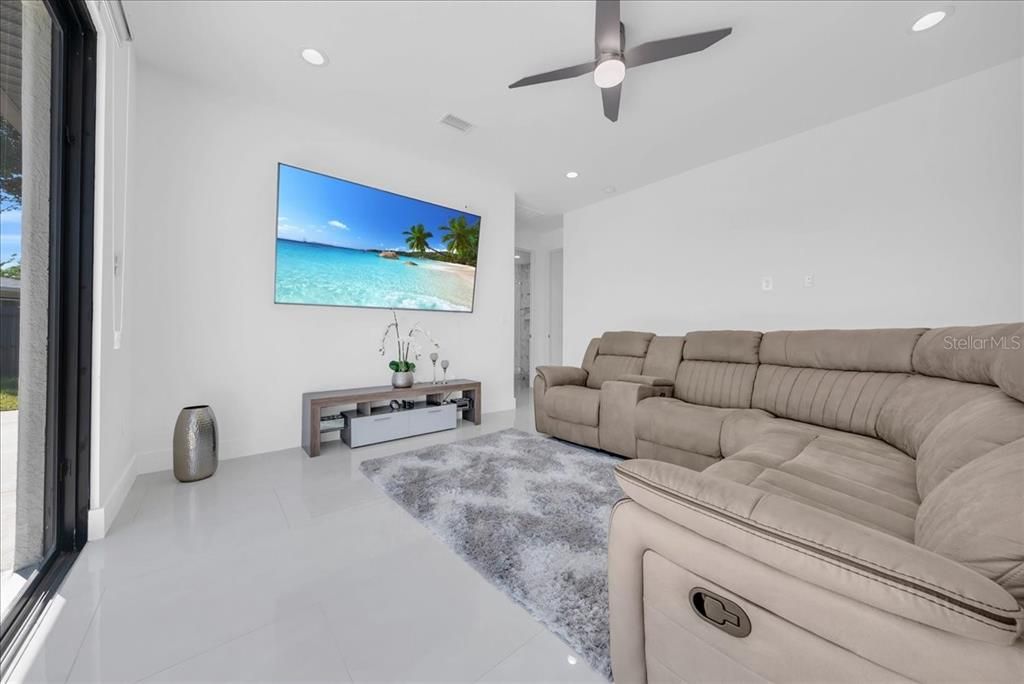 En Venta: $670,000 (4 camas, 4 baños, 2095 Pies cuadrados)