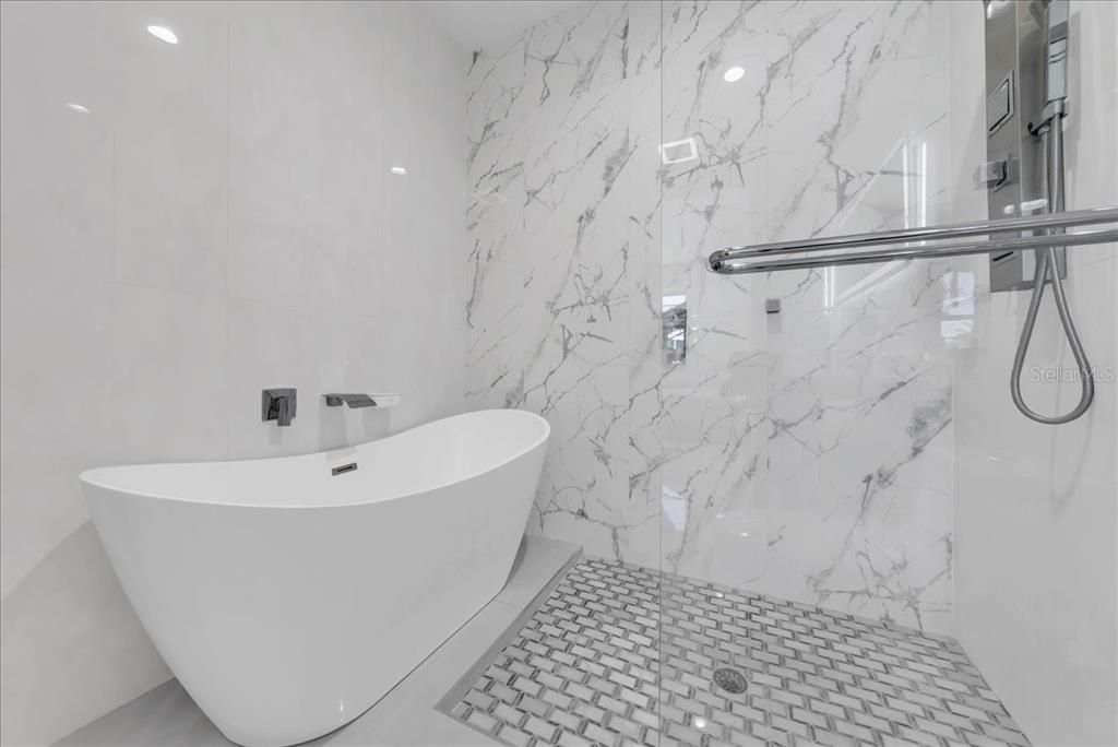 En Venta: $670,000 (4 camas, 4 baños, 2095 Pies cuadrados)