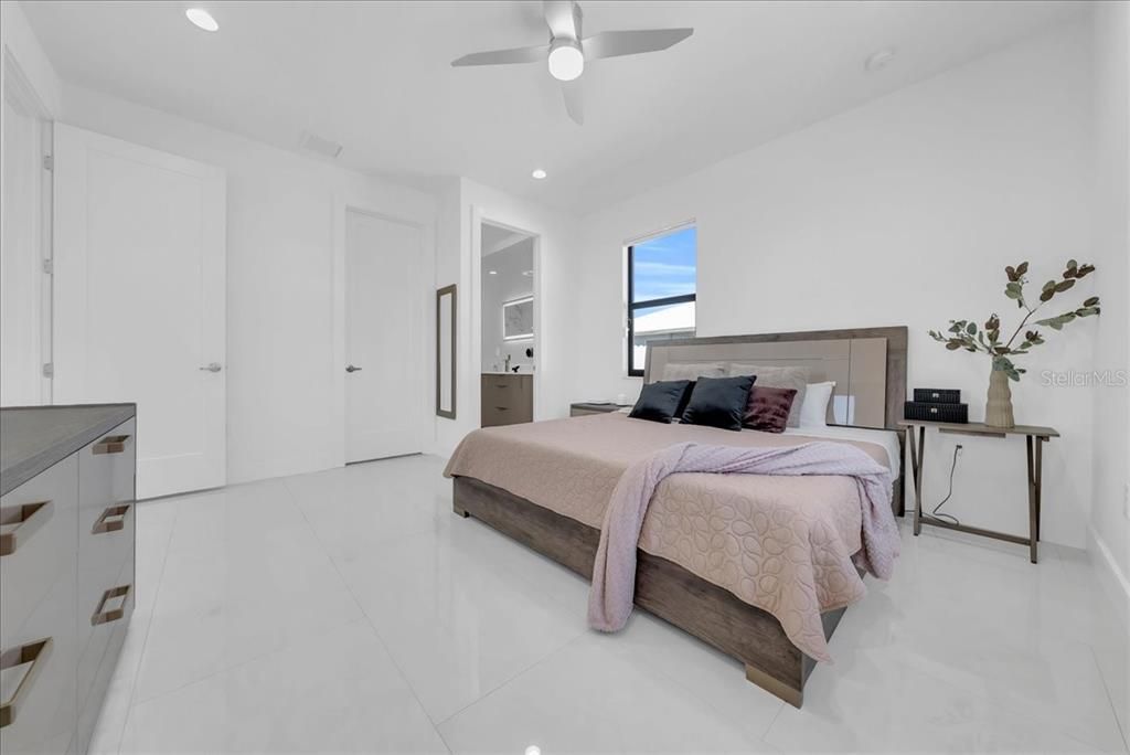 En Venta: $670,000 (4 camas, 4 baños, 2095 Pies cuadrados)