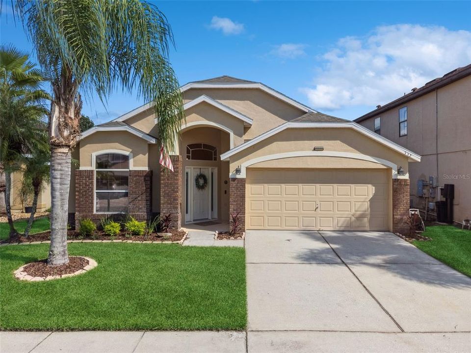 Active With Contract: $460,000 (4 beds, 2 baths, 1953 Square Feet)