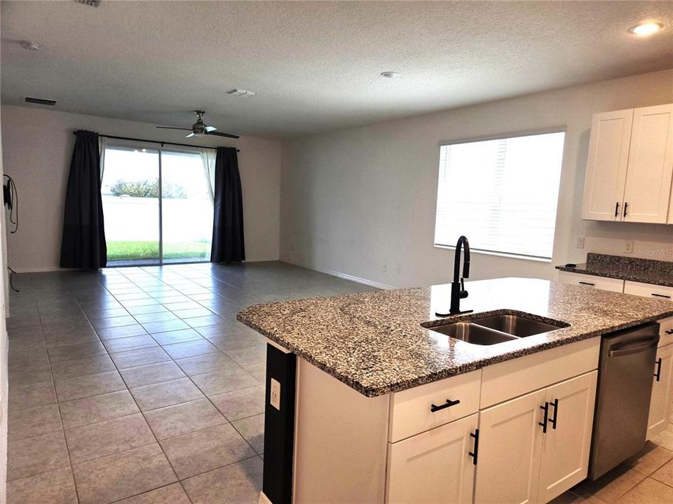 En Venta: $370,000 (3 camas, 2 baños, 1983 Pies cuadrados)