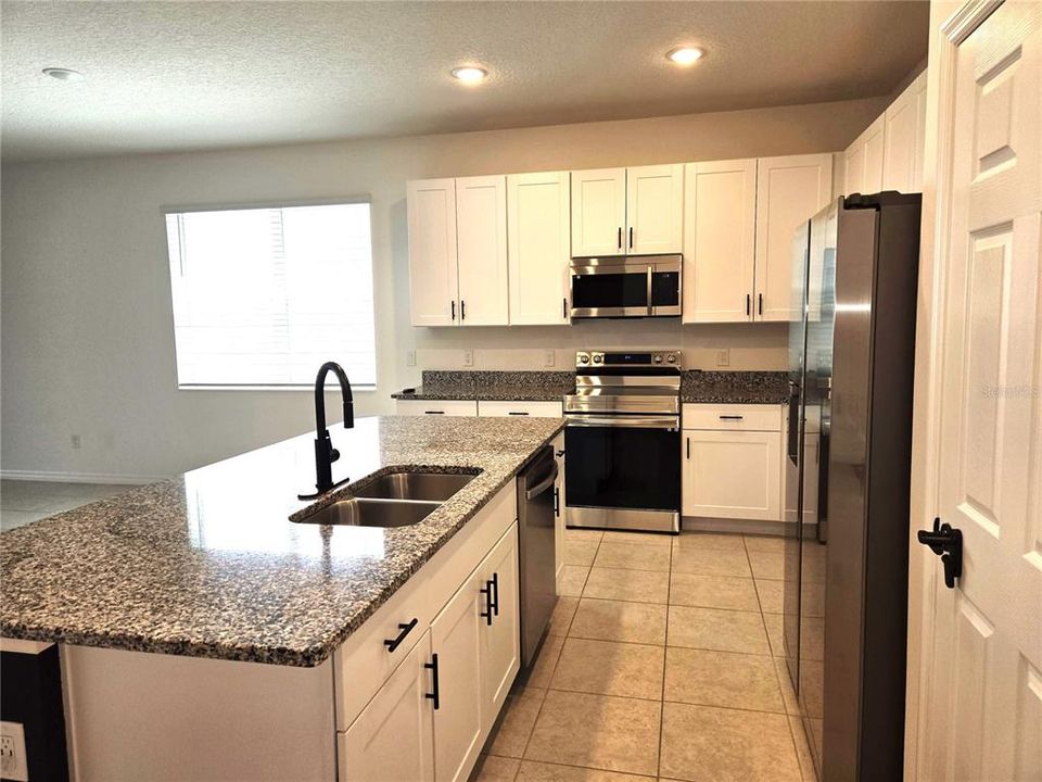 En Venta: $370,000 (3 camas, 2 baños, 1983 Pies cuadrados)