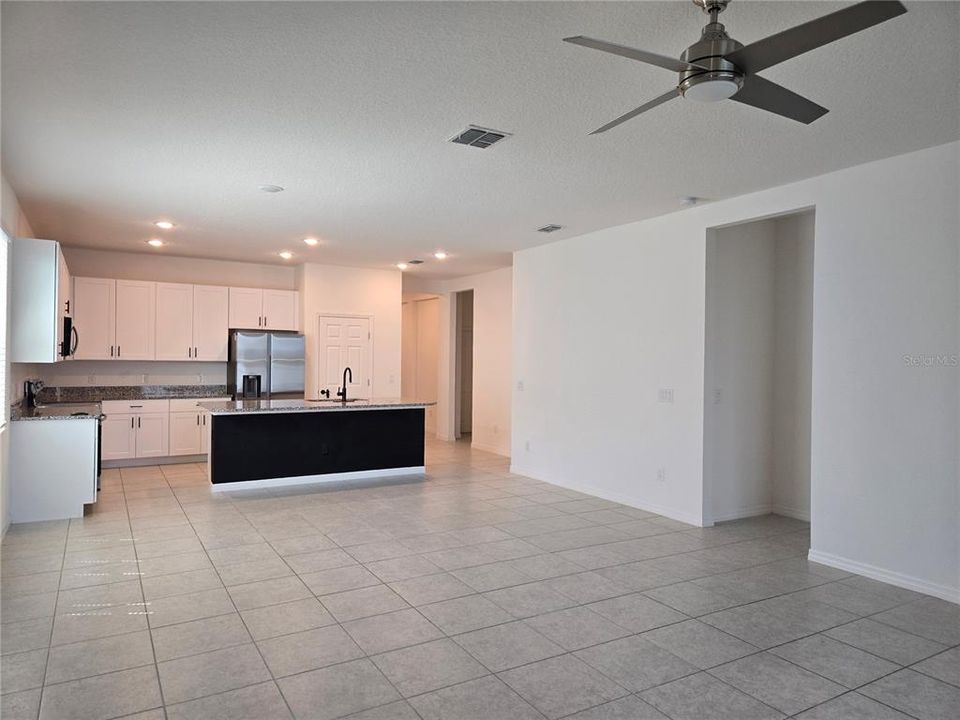 En Venta: $370,000 (3 camas, 2 baños, 1983 Pies cuadrados)