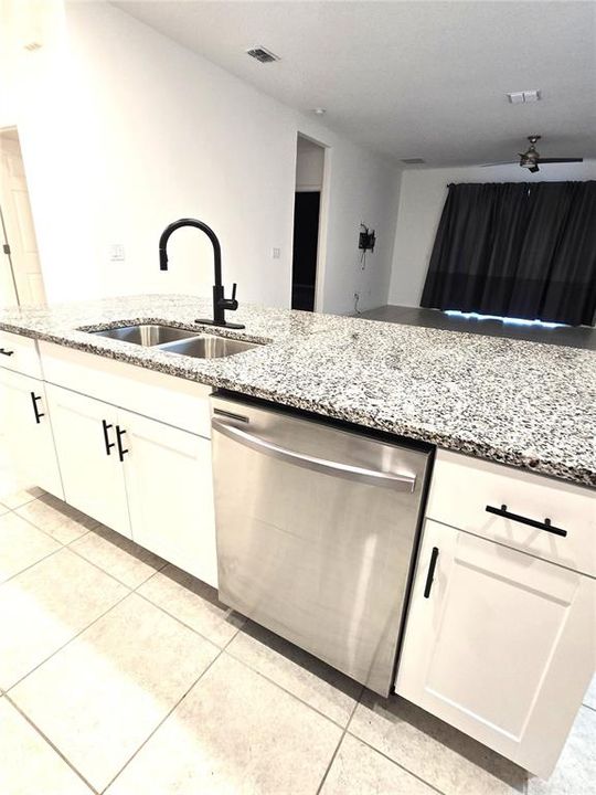 En Venta: $370,000 (3 camas, 2 baños, 1983 Pies cuadrados)