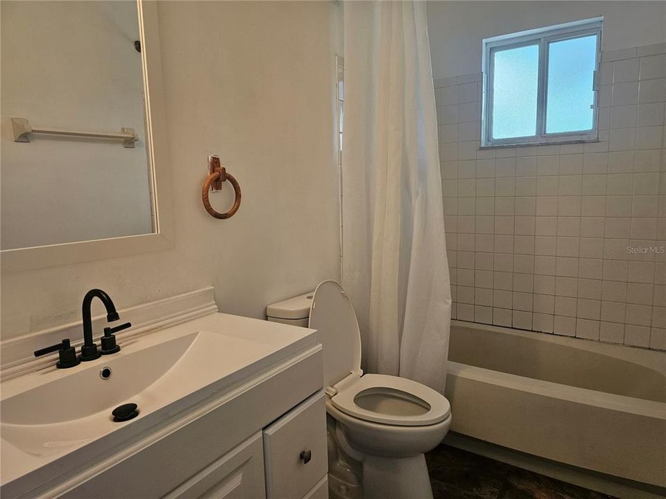 For Sale: $200,000 (3 beds, 2 baths, 1106 Square Feet)