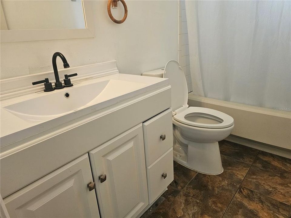 For Sale: $200,000 (3 beds, 2 baths, 1106 Square Feet)