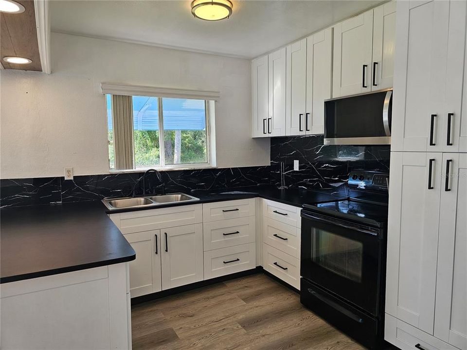 For Sale: $200,000 (3 beds, 2 baths, 1106 Square Feet)