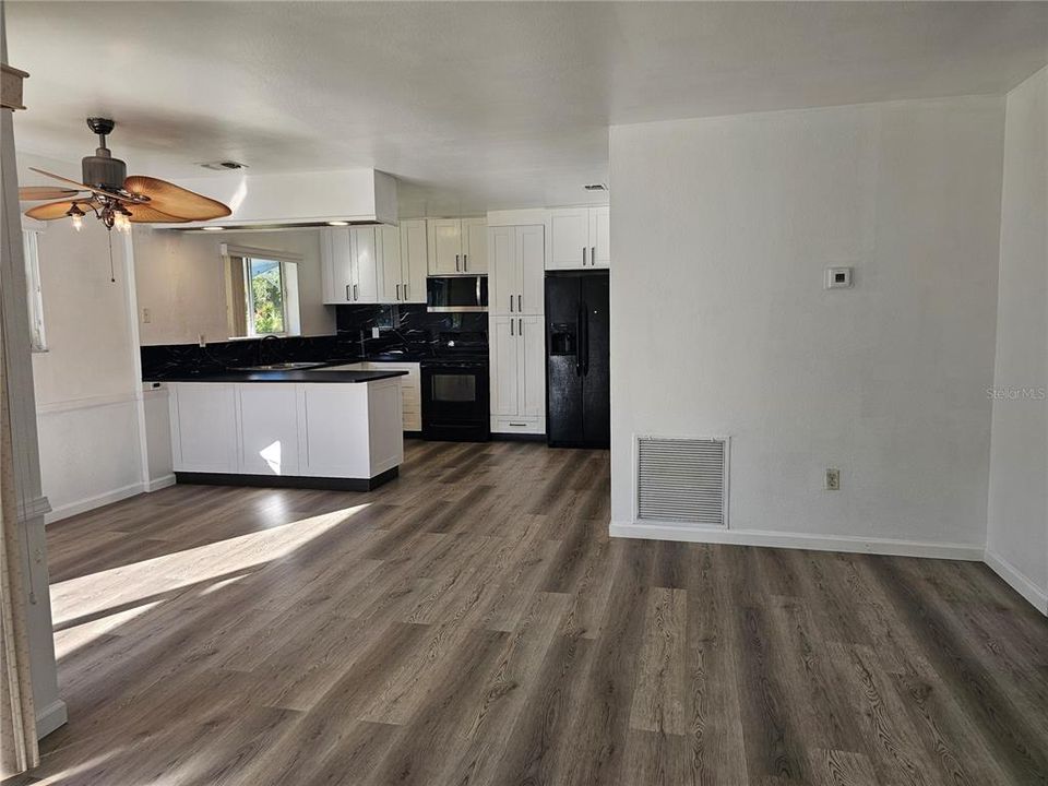 For Sale: $200,000 (3 beds, 2 baths, 1106 Square Feet)