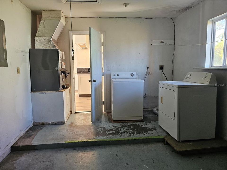 For Sale: $200,000 (3 beds, 2 baths, 1106 Square Feet)