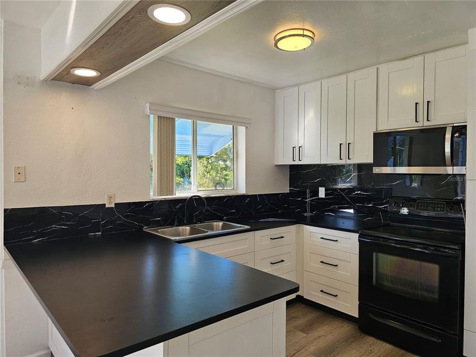 For Sale: $200,000 (3 beds, 2 baths, 1106 Square Feet)