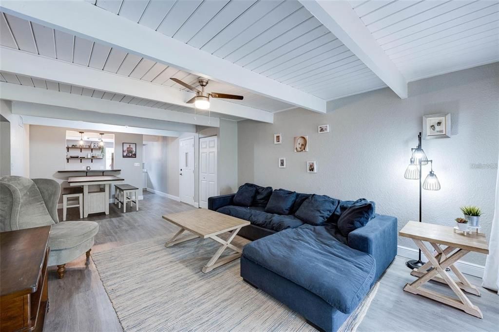 出租: $2,000 (2 贝兹, 1 浴室, 1116 平方英尺)