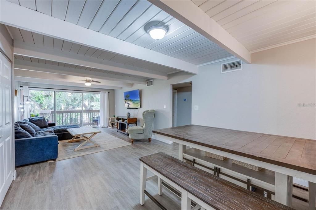 出租: $2,000 (2 贝兹, 1 浴室, 1116 平方英尺)