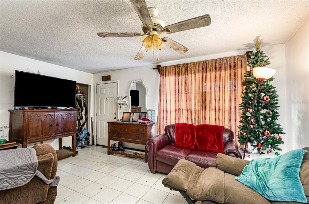 For Sale: $230,000 (3 beds, 1 baths, 1000 Square Feet)