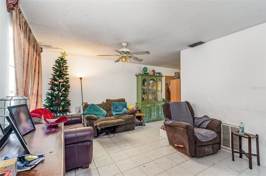 For Sale: $230,000 (3 beds, 1 baths, 1000 Square Feet)