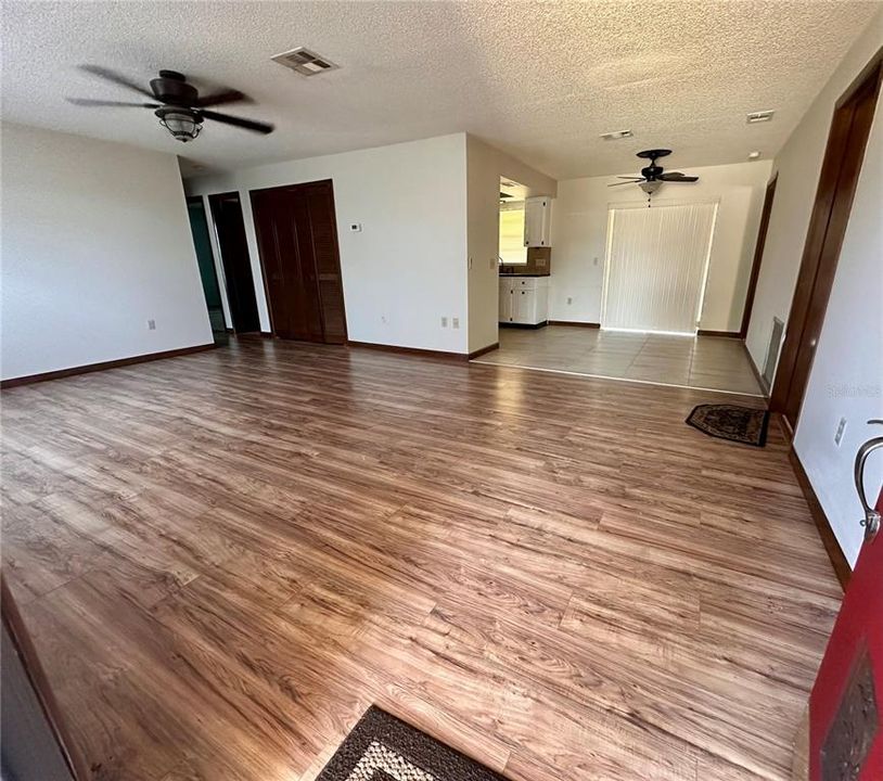 待售: $299,000 (3 贝兹, 2 浴室, 1216 平方英尺)