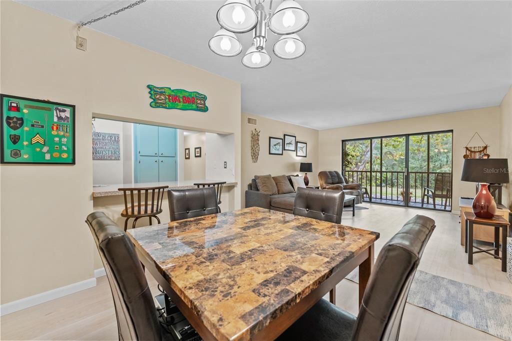 For Sale: $179,000 (2 beds, 2 baths, 979 Square Feet)