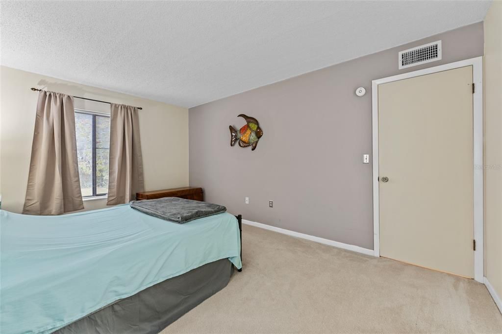 For Sale: $179,000 (2 beds, 2 baths, 979 Square Feet)