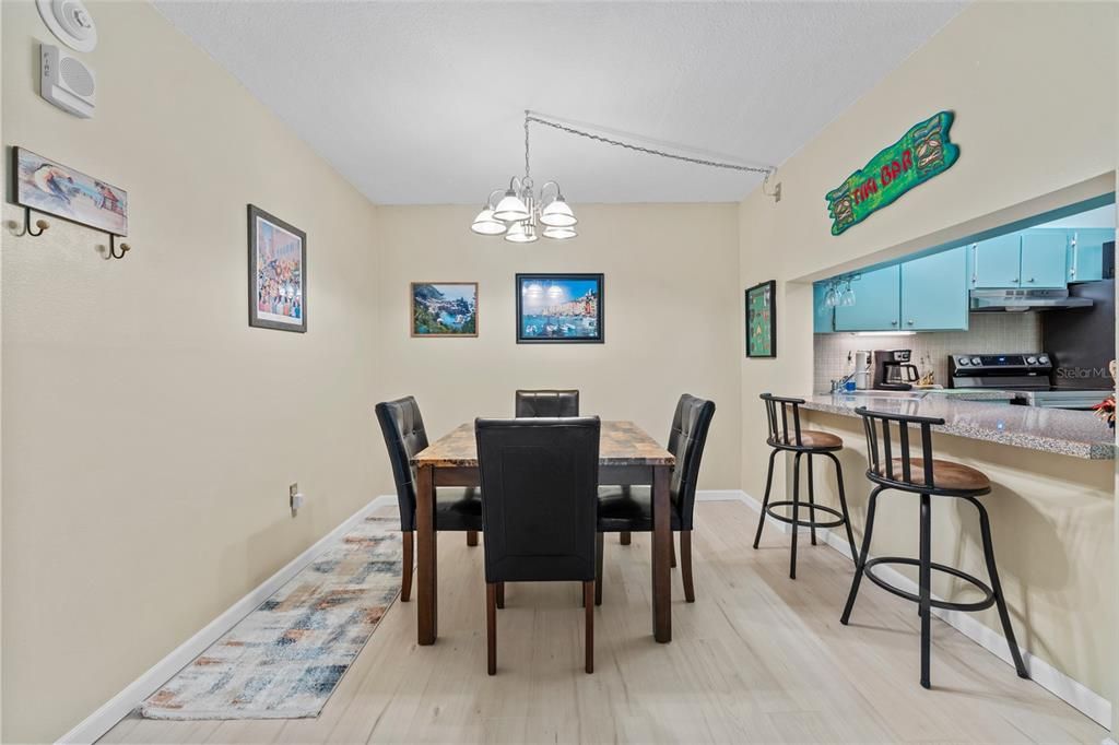 For Sale: $179,000 (2 beds, 2 baths, 979 Square Feet)