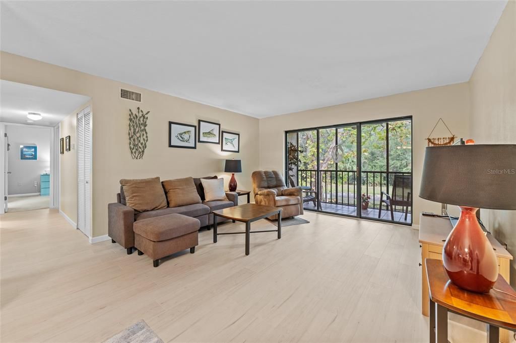 For Sale: $179,000 (2 beds, 2 baths, 979 Square Feet)