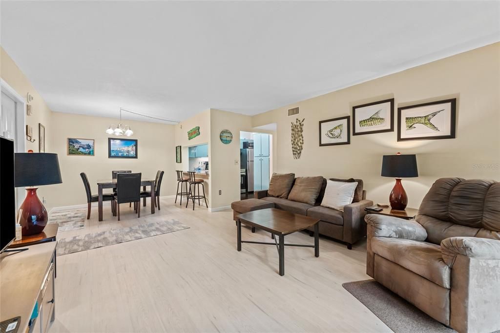 For Sale: $179,000 (2 beds, 2 baths, 979 Square Feet)