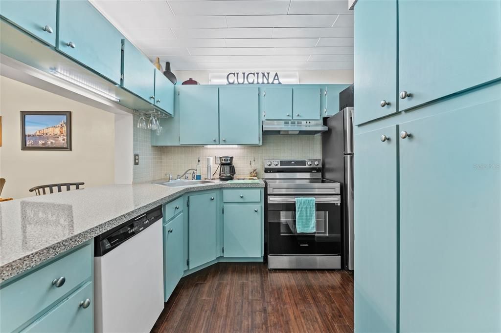 For Sale: $179,000 (2 beds, 2 baths, 979 Square Feet)