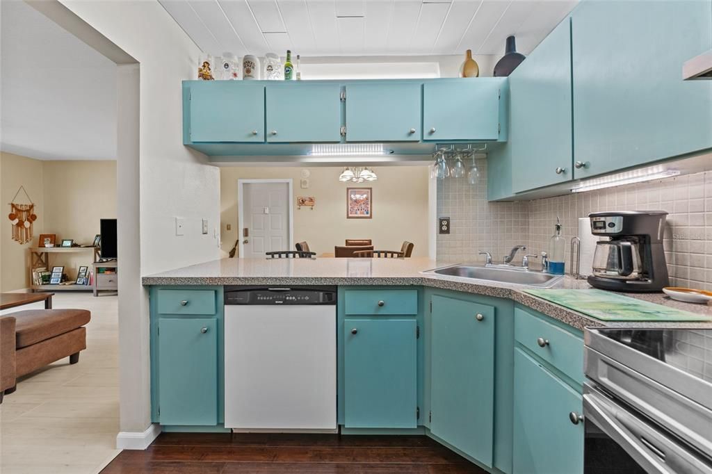 For Sale: $179,000 (2 beds, 2 baths, 979 Square Feet)