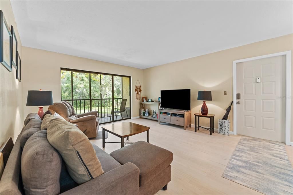 For Sale: $179,000 (2 beds, 2 baths, 979 Square Feet)