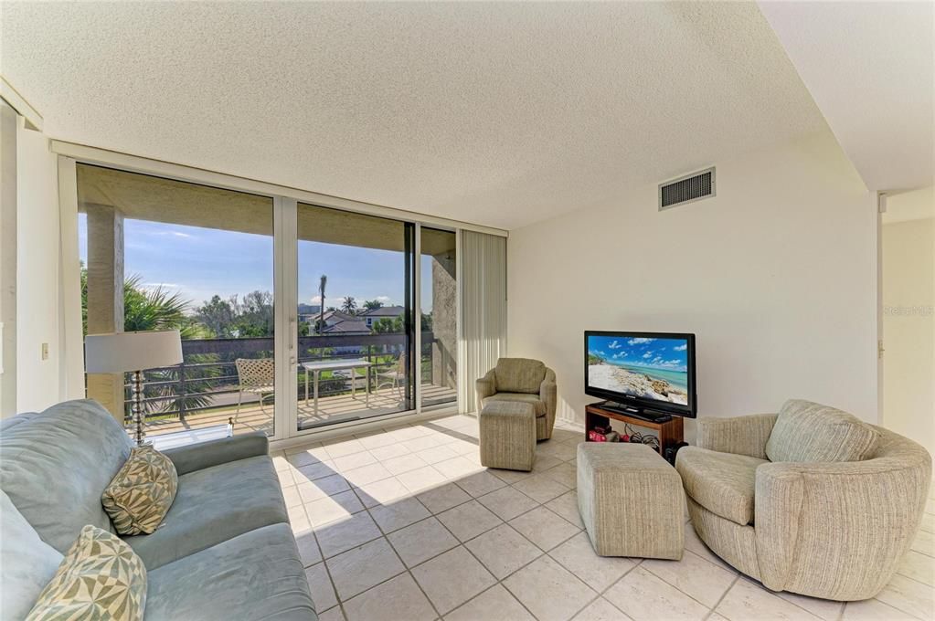 For Sale: $699,000 (2 beds, 2 baths, 1172 Square Feet)