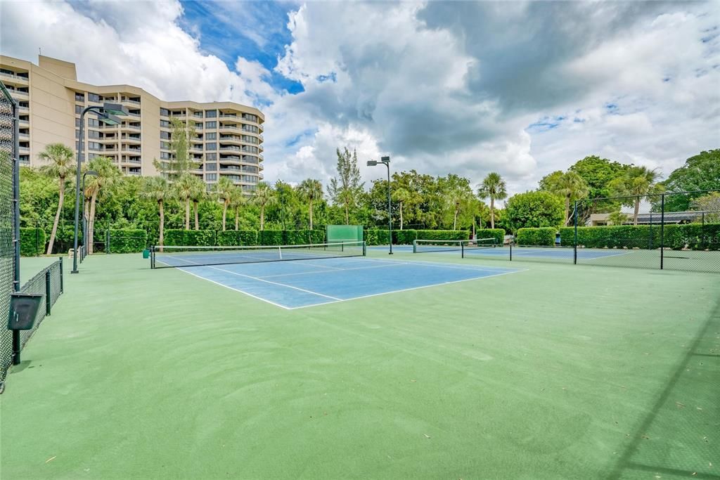 For Sale: $699,000 (2 beds, 2 baths, 1172 Square Feet)