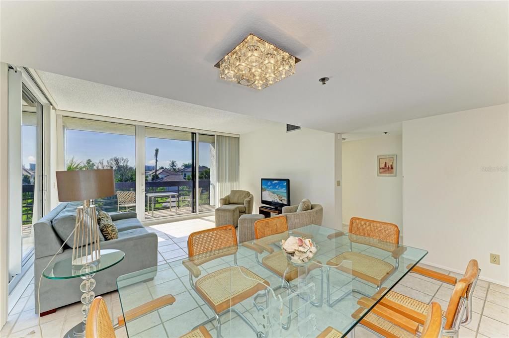 For Sale: $699,000 (2 beds, 2 baths, 1172 Square Feet)