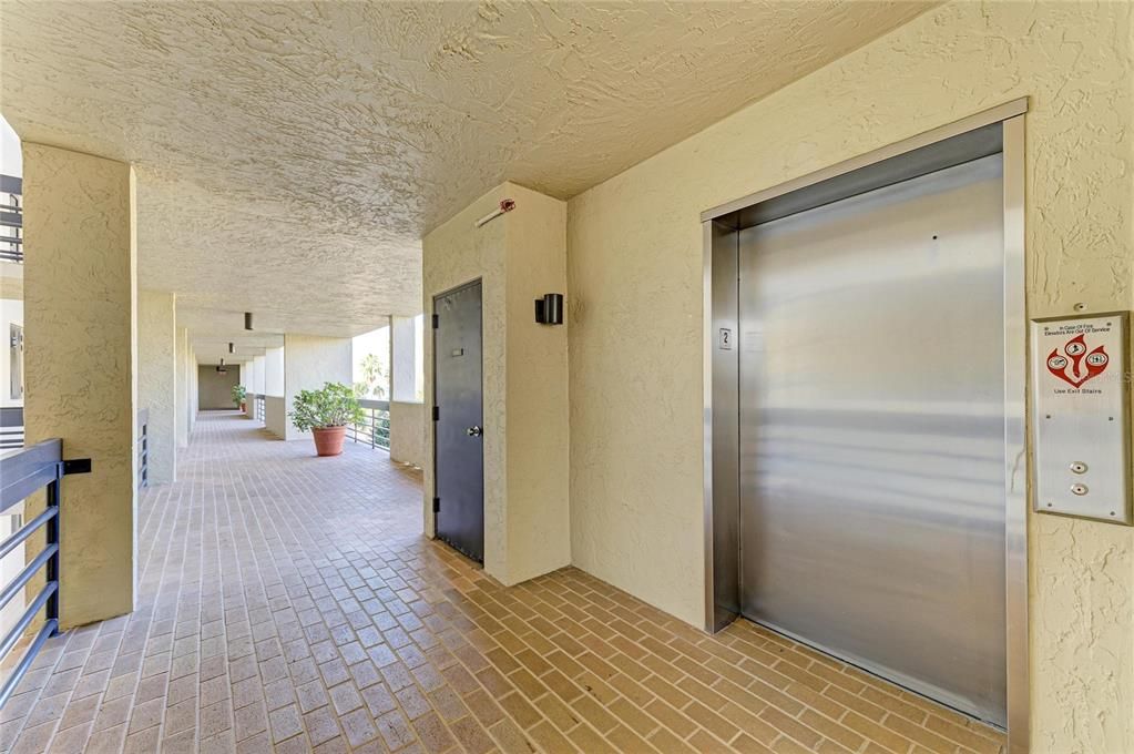 For Sale: $699,000 (2 beds, 2 baths, 1172 Square Feet)