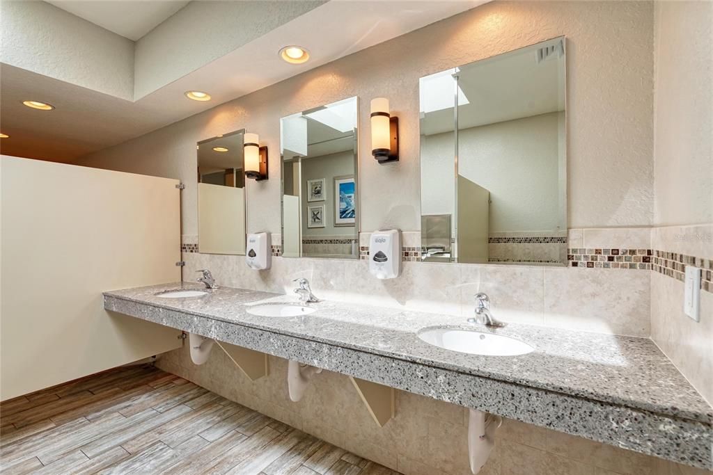 For Sale: $699,000 (2 beds, 2 baths, 1172 Square Feet)