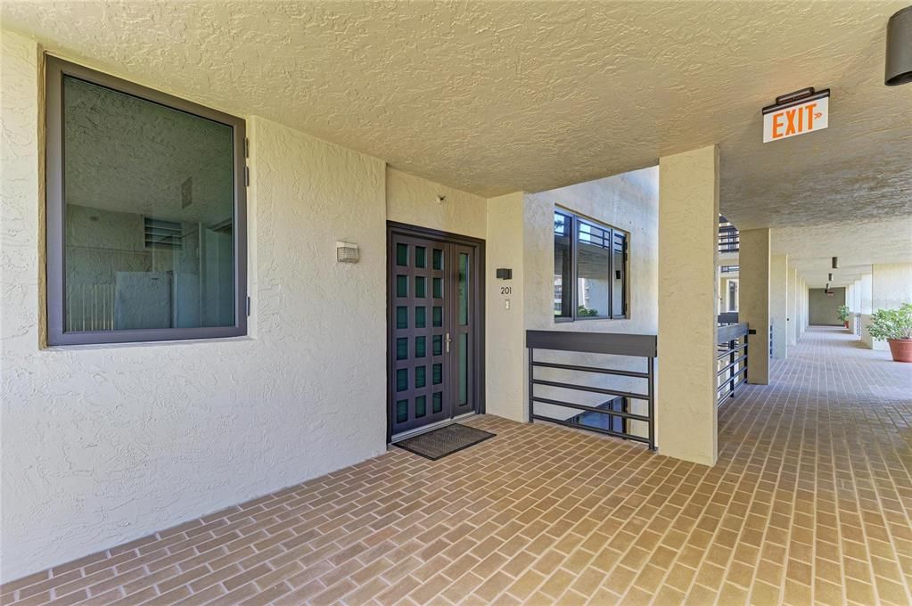 For Sale: $699,000 (2 beds, 2 baths, 1172 Square Feet)