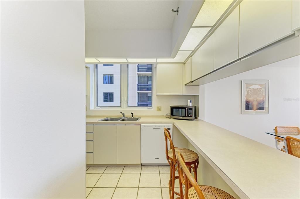 For Sale: $699,000 (2 beds, 2 baths, 1172 Square Feet)