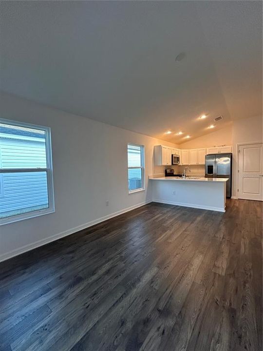 合同活跃: $245,900 (2 贝兹, 2 浴室, 987 平方英尺)