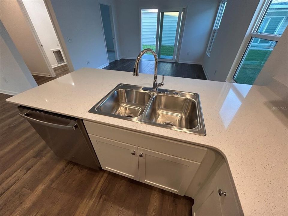 合同活跃: $245,900 (2 贝兹, 2 浴室, 987 平方英尺)