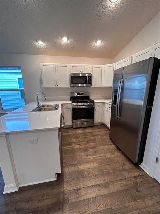 合同活跃: $245,900 (2 贝兹, 2 浴室, 987 平方英尺)