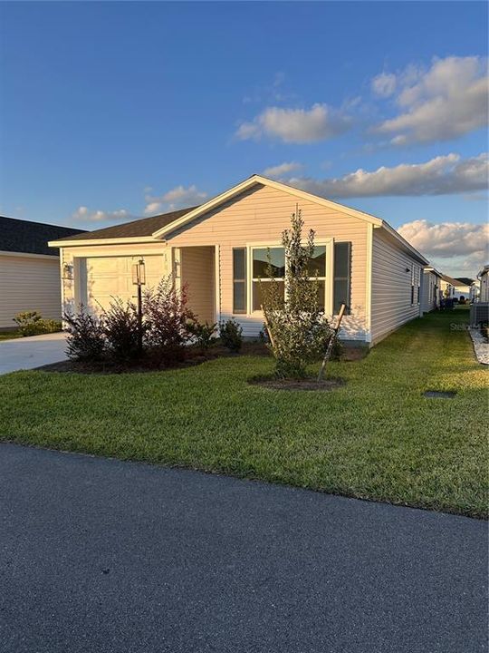 合同活跃: $245,900 (2 贝兹, 2 浴室, 987 平方英尺)