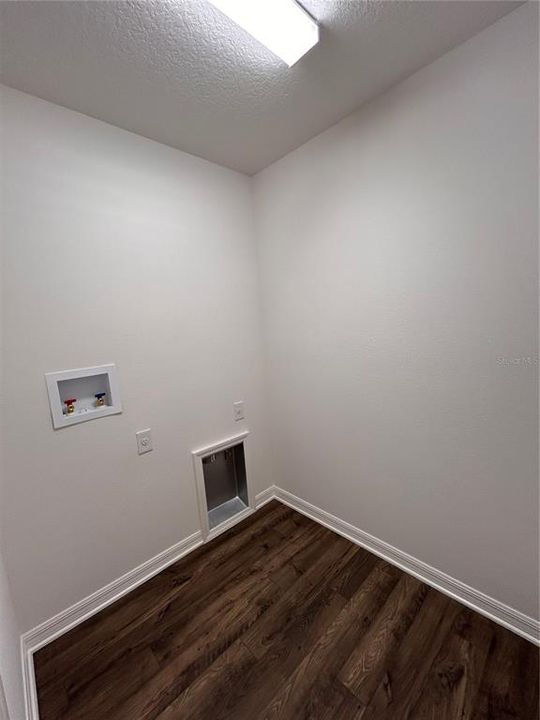 合同活跃: $245,900 (2 贝兹, 2 浴室, 987 平方英尺)