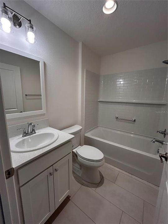 合同活跃: $245,900 (2 贝兹, 2 浴室, 987 平方英尺)